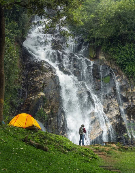 Человек Путешественник Ходить Собирать Палатку Кемпинг Водопадом Mae Tia Горный — стоковое фото