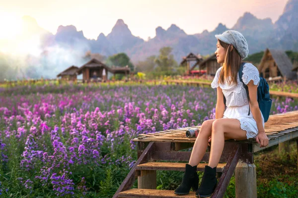 Flor Jardim Phu Pha Muak Com Mulher Asiática Viajante Parque — Fotografia de Stock