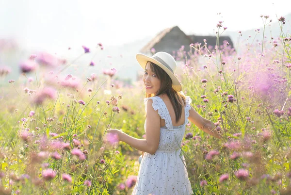 Blomma Trädgården Vid Phu Pha Muak Med Asiatisk Kvinna Resenär — Stockfoto
