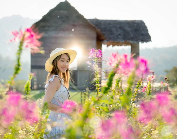 Цветок Саду Phu Pha Muak Азиатской Женщиной Путешественник Дои Inthanon — стоковое фото
