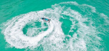 Denizde tekne gezintisi Tayland 'da Pattaya sahilinde bisiklet dalgası yaratır.