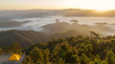 Kış mevsiminde Tak, Tayland 'ın kuzeyinde kamp alanında turuncu çadır, Tayland, Chiang Mai yakınlarındaki seyahat noktasında Laandscape manzarası