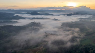 Kış mevsiminde Tak, Tayland 'ın kuzeyinde kamp alanında turuncu çadır, Tayland, Chiang Mai yakınlarındaki seyahat noktasında Laandscape manzarası