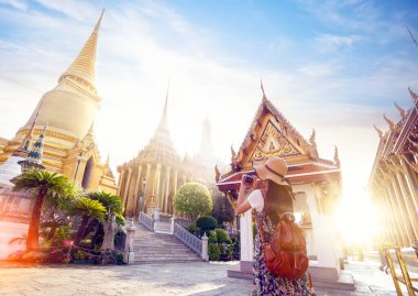 Asyalı kadın gezgin fotoğraf çekip Bangkok 'taki büyük sarayda seyahat ediyor ve Tayland' ın Bangkok şehrinde phra kaew 'de.