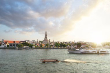 Arun tapınağı ve günbatımı Asya 'da Tayland yakınlarındaki Bangkok şehrinde seyahat için en iyi yer.