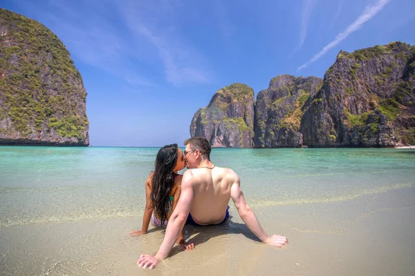 在泰国普吉岛附近的彭加岛的玛雅海滩上 情侣们在暑假期间 用海砂和岛屿背景亲吻着彼此 — 图库照片
