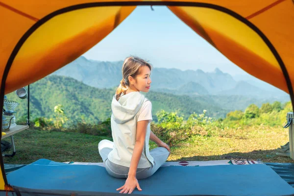 Asiatico Viaggiatore Donna Post Yoga Tenda Suo Campeggio Con Montagna — Foto Stock