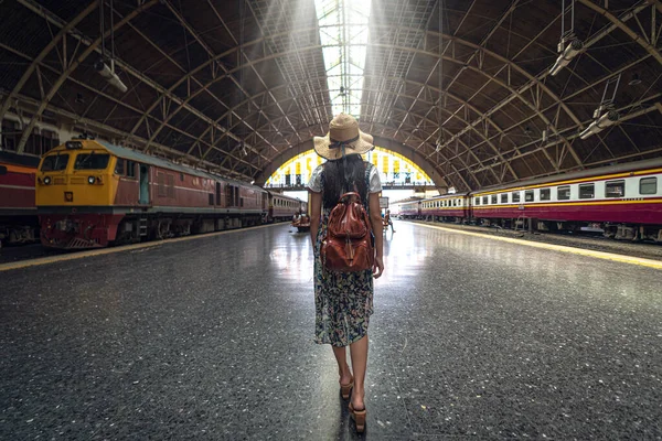 亚洲女旅行者坐火车去泰国清迈 然后用智能手机使用导航应用程序在曼谷火车站行走 — 图库照片