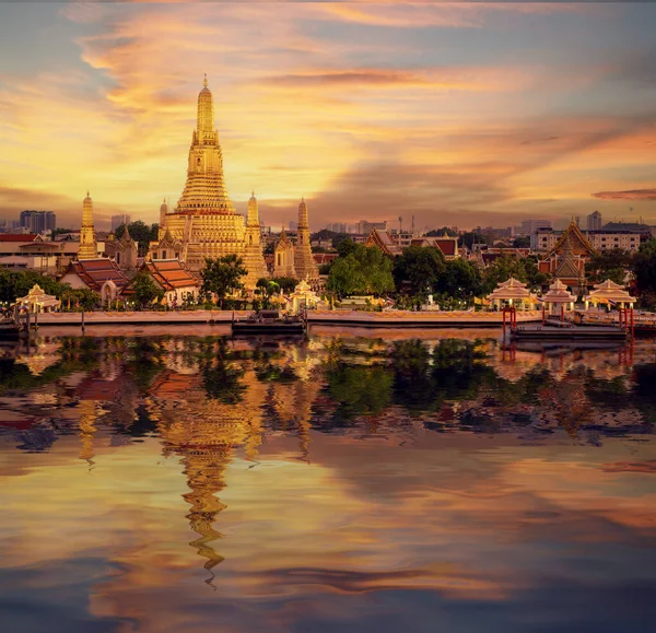 位于泰国曼谷的华特阿仑塔 背景是夕阳西下 在泰国曼谷和泰国的最佳旅游目的地 茶花江畔酒店的屋顶上拍照 — 图库照片