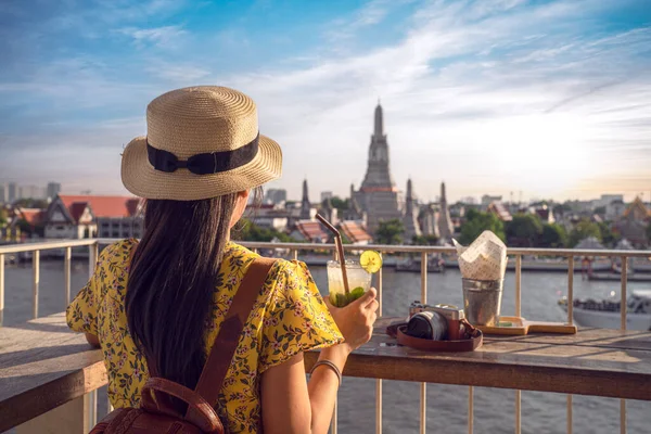 位于泰国曼谷的华特阿仑塔 背景是夕阳西下 在泰国曼谷和泰国的最佳旅游目的地 茶花江畔酒店的屋顶上拍照 — 图库照片