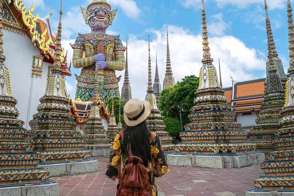 Mulher Asiática Viajante Andando Área Pagode Wat Pho Perto Grande — Fotografia de Stock