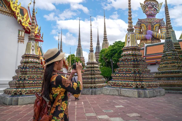 Azjatycki Podróżnik Kobieta Spacery Obszarze Pagoda Wat Pho Pobliżu Tajlandii — Zdjęcie stockowe