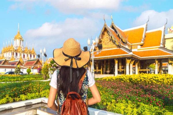 Aziatische Reiziger Vrouw Wandelen Loha Prasat Park Buurt Van Pagoda — Stockfoto