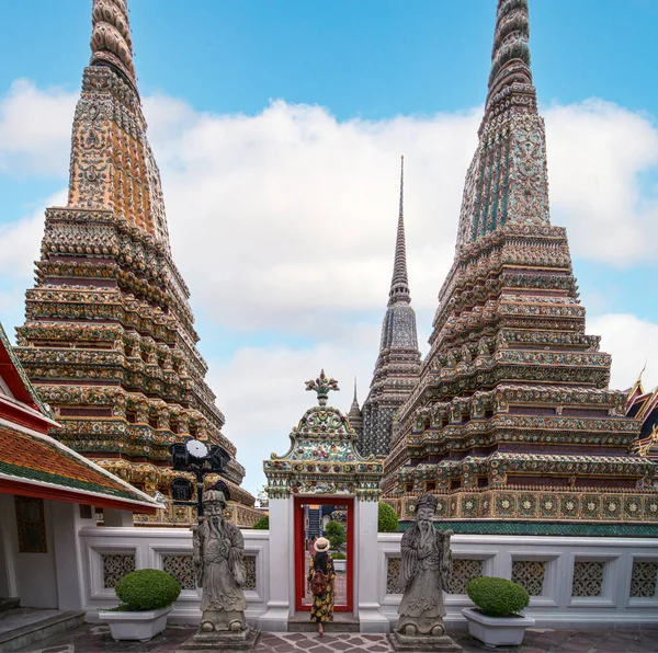 Asiatisk Travellert Kvinna Promenader Pagoda Området Wat Pho Nära Thailand — Stockfoto