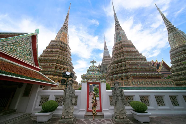 Mujer Asiática Viajera Caminando Zona Pagoda Wat Pho Cerca Tailandia — Foto de Stock