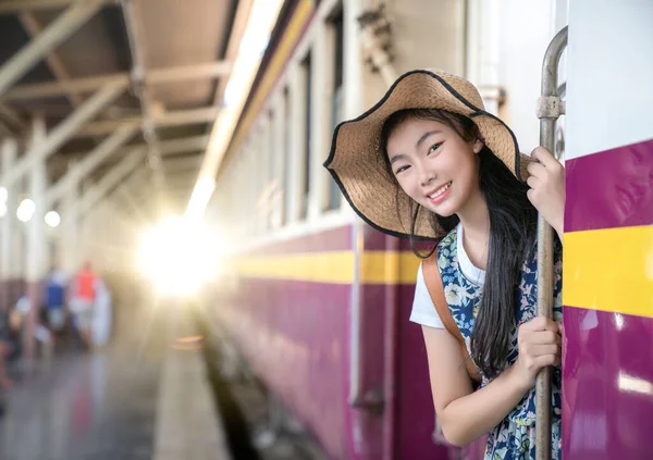 タイのバンコク駅ターミナルで電車に乗るアジア人旅行者の女性 — ストック写真