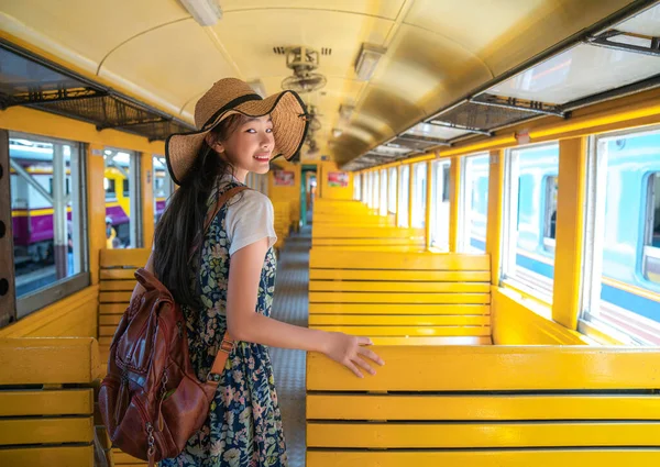 亚洲妇女旅行者拍照并在曼谷宏伟的宫殿里旅行 — 图库照片