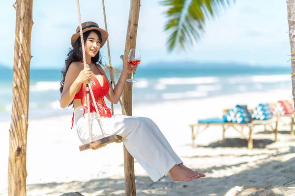 泰国普吉岛菲菲海滩上身穿橙色比基尼的亚洲女游客 — 图库照片