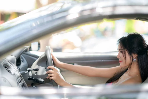 Mulher Asiática Dirigir Carro Luxo Pelo Uso Nevogator — Fotografia de Stock