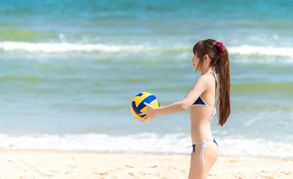 日本女子排球运动员带着球在海滩上 带着海滩和夏天的背景在泰国岛旅行 — 图库照片