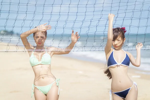 ビーチでボールを手にビーチでアジアの女性バレーボール選手とタイ島での旅行の間の夏の背景 — ストック写真