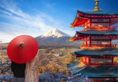 Kiraz çiçekli kırmızı chureito pagoda ve Fujiyama dağı Tokyo, Japonya 'da gün doğumunda