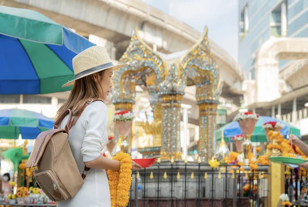 亚洲妇女在泰国曼谷的Erawan神龛中旅行 — 图库照片