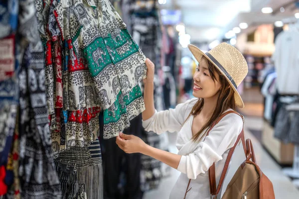Asiatiska Kvinna Resa Och Shoppa Och Promenader Platinum Marknaden Bangkok — Stockfoto