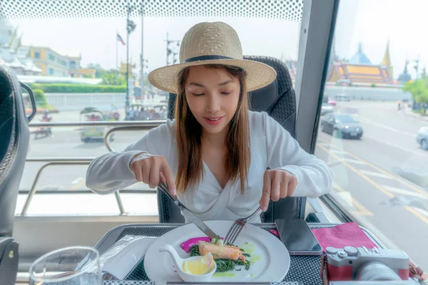 Mujer Viajera Asiática Tomar Almuerzo Autobús Restaurante Entre Ciudad Autobús — Foto de Stock