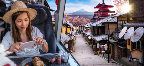 Japonya Manzaralı Trendeki Asyalı Gezgin Kadın Yemek Masasında Fotoğraf Çekiyor — Stok fotoğraf