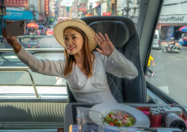 Femeie Călătoare Asiatică Prânzul Autobuzul Restaurantului Între Turul Orașului Autobuzul — Fotografie, imagine de stoc