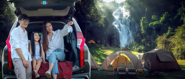 Famiglia Viaggiatori Asiatici Andare Campeggio Suv Auto Dormire Sotto Tenda — Foto Stock