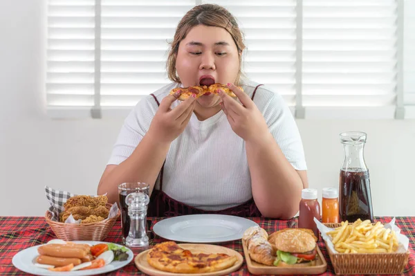 亚洲身材超大的胖女人喜欢在餐馆里吃饭 吃不健康的食物和垃圾食品概念的照片 — 图库照片
