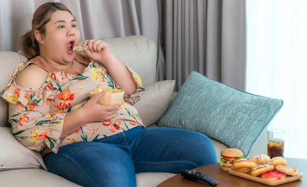 Азиатский Избыточный Размер Толстая Женщина Наслаждаться Над Едой Гостиной Нездоровой — стоковое фото