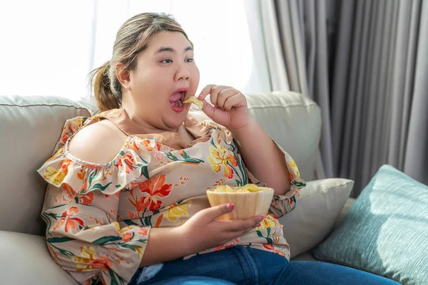 Азиатский Избыточный Размер Толстая Женщина Наслаждаться Над Едой Гостиной Нездоровой — стоковое фото