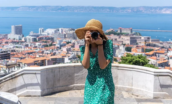 在法国马赛 女旅行者在白天的背景下与全景拍照 — 图库照片