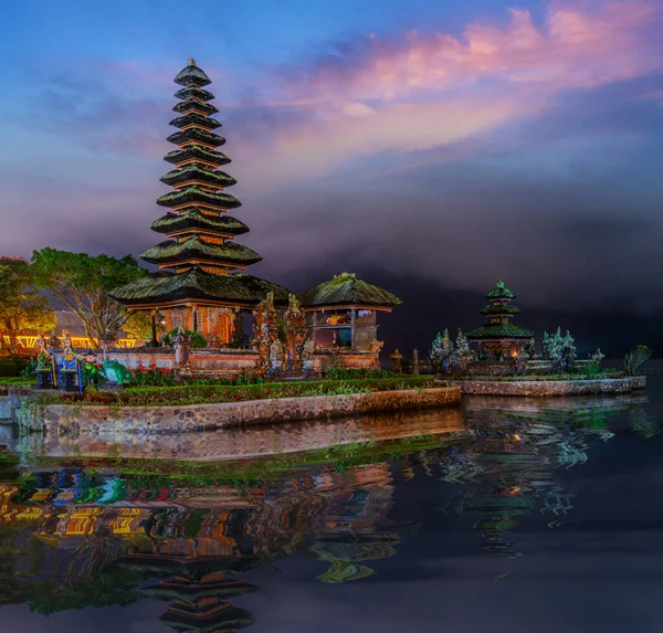 巴厘岛圣殿中的一座古老的塔 反映在水中 印度尼西亚 — 图库照片