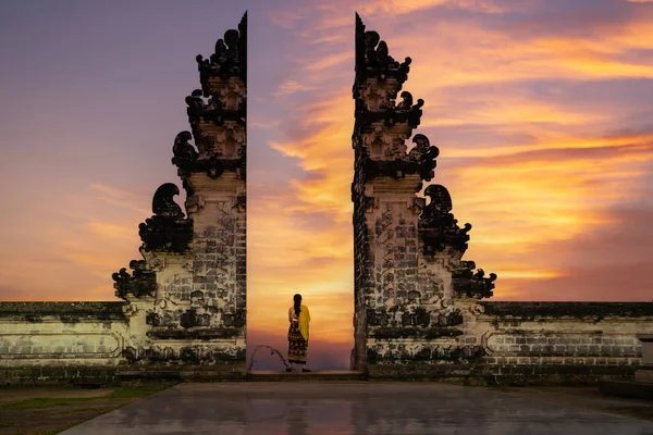 在巴厘岛的寺庙里 印度尼西亚大门上坐着一位印度女子 她带着晨曦的天空 — 图库照片