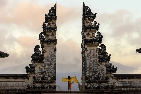 Porte Indonésie Dans Temple Bali Avec Femme Indonésienne Avec Lever — Photo
