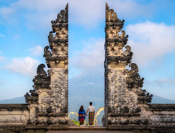 Indonesië Poort Tempel Bali Met Indonesische Vrouw Met Zonsopgang Hemel — Stockfoto