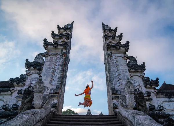 在巴厘岛的寺庙里 印度尼西亚大门上坐着一位印度女子 她带着晨曦的天空 — 图库照片