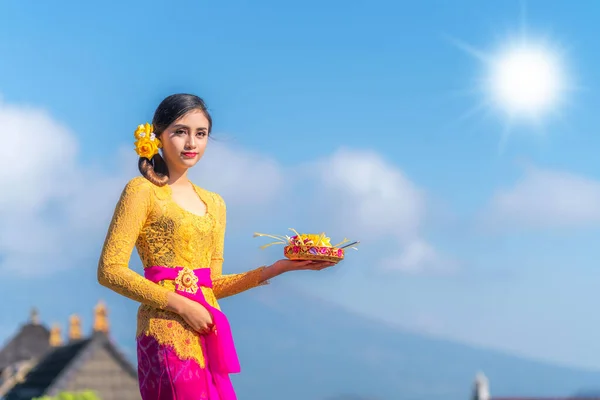Indonéz Lány Hagyományos Jelmeztánccal Bali Templomban Indonéziában — Stock Fotó