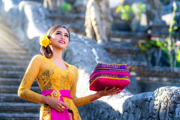 インドネシアのバリ寺院で伝統的な衣装のダンスを持つインドネシアの女の子 — ストック写真