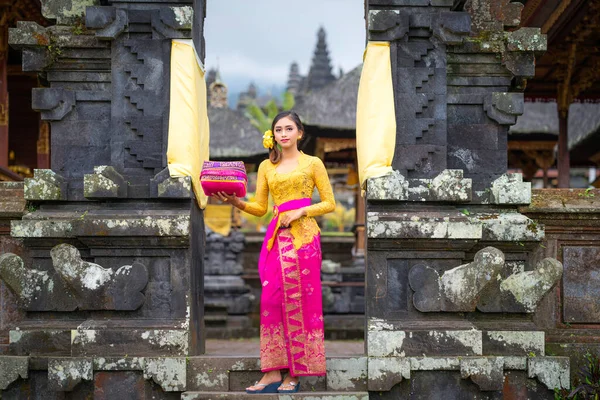 Endonezya Nın Bali Tapınağı Nda Geleneksel Kostüm Dansı Yapan Endonezyalı — Stok fotoğraf