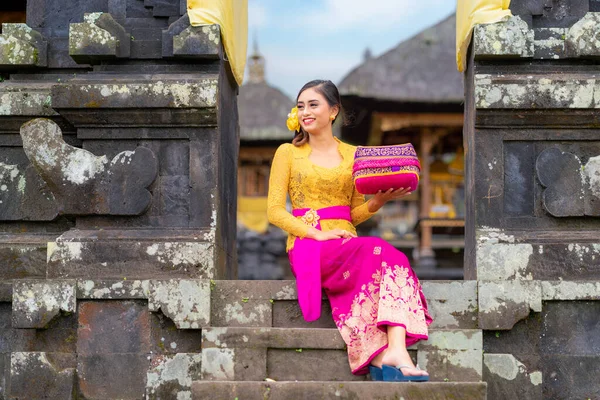 Indonesisk Flicka Med Traditionell Kostymdans Bali Tempel Indonesien — Stockfoto