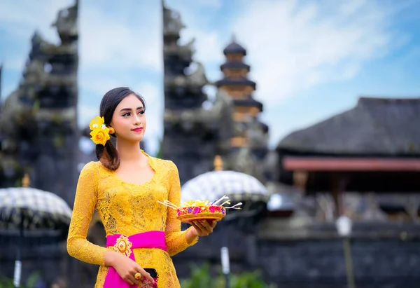 Indonesisches Mädchen Mit Traditionellem Trachtentanz Bali Tempel Indonesien — Stockfoto