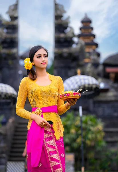 Indonezyjska Dziewczyna Tradycyjnym Tańcem Kostiumowym Świątyni Bali Indonezja — Zdjęcie stockowe