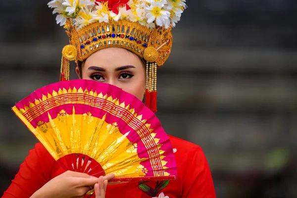 Индонезийская Девушка Традиционном Костюмированном Танце Балийском Храме Индонезия — стоковое фото