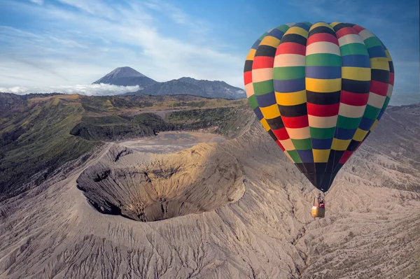 热气球和布罗莫火山是一座活火山 也是印度尼西亚东爪哇腾格地块的一部分 — 图库照片