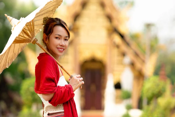 Viajero Asiático Caminando Viejo Pabellón Templo Chiang Mai Tailandia Con —  Fotos de Stock